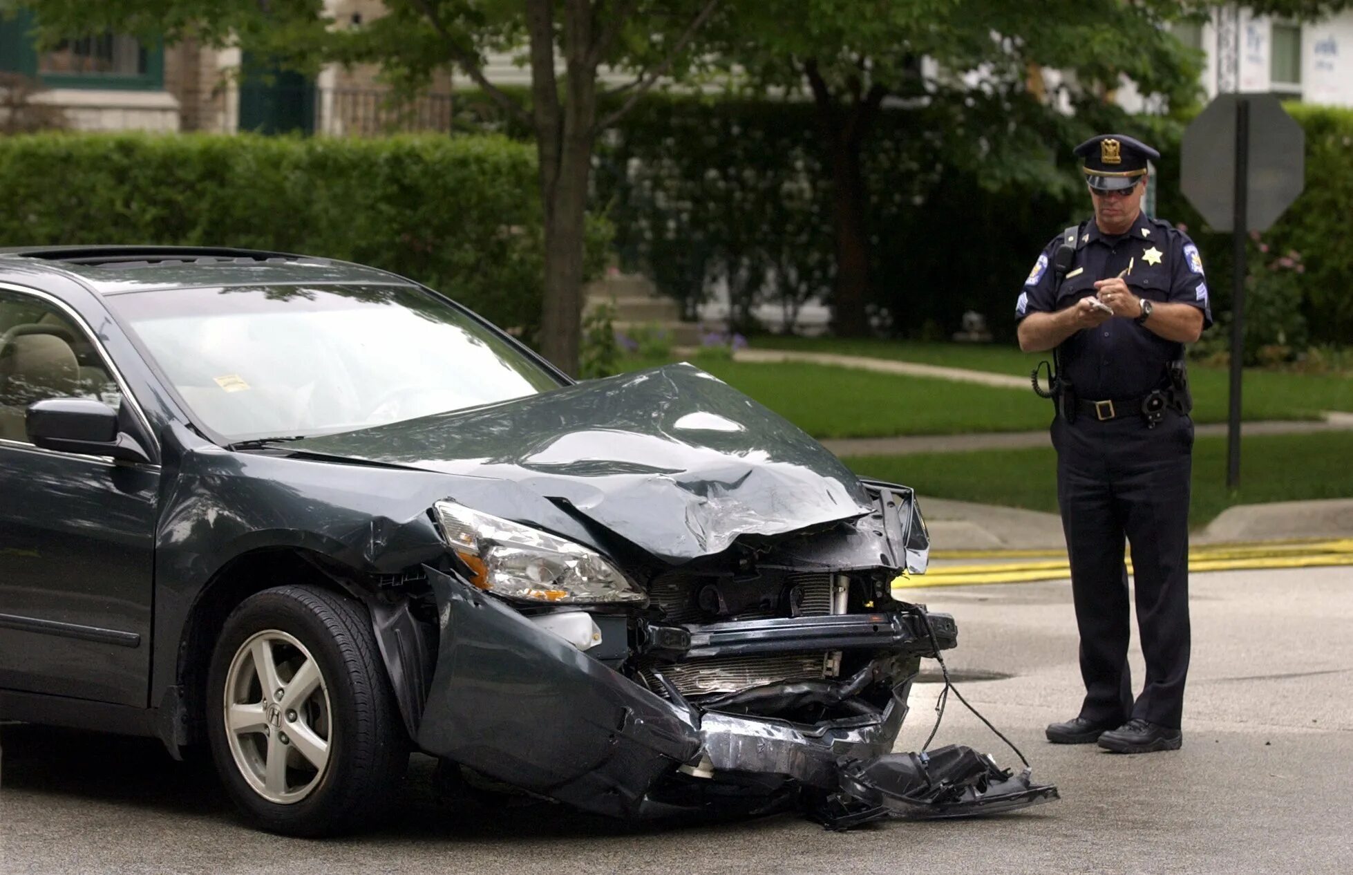 Look that car over there crash. Юрист ДТП.