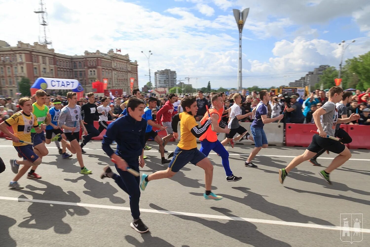 Театры 1 мая. Первомайская эстафета Ростов на Дону 2023. Первомайская легкоатлетическая эстафета. Спортивный праздник. Спортивно массовые мероприятия.