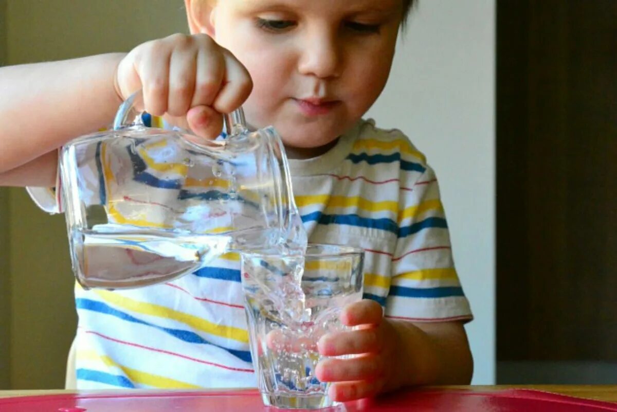 Мальчик налил в масло воду. Опыт с переливанием воды. Эксперименты с водой. Эксперимент с переливанием воды. Переливание воды Монтессори.