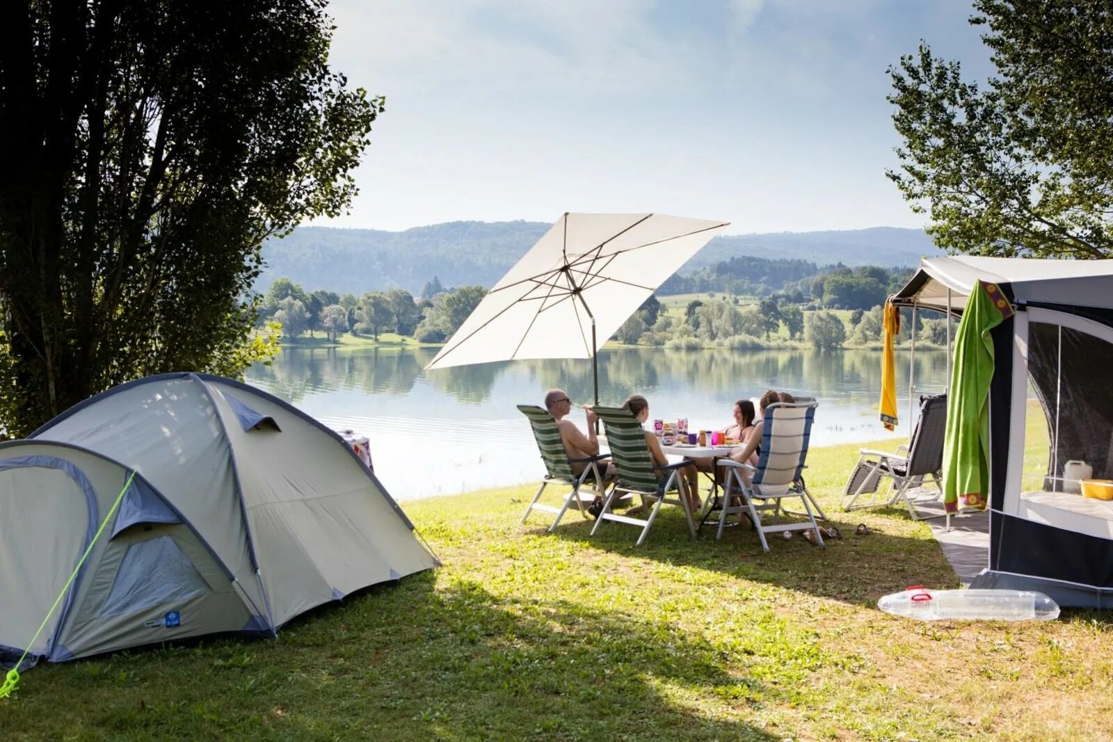 Включи camping. Лазурный берег глэмпинг Дзержинский. Форест Лейк глэмпинг озеро. Глэмпинг пляж Лазурный берег. Глэмпинг в Скандинавии.