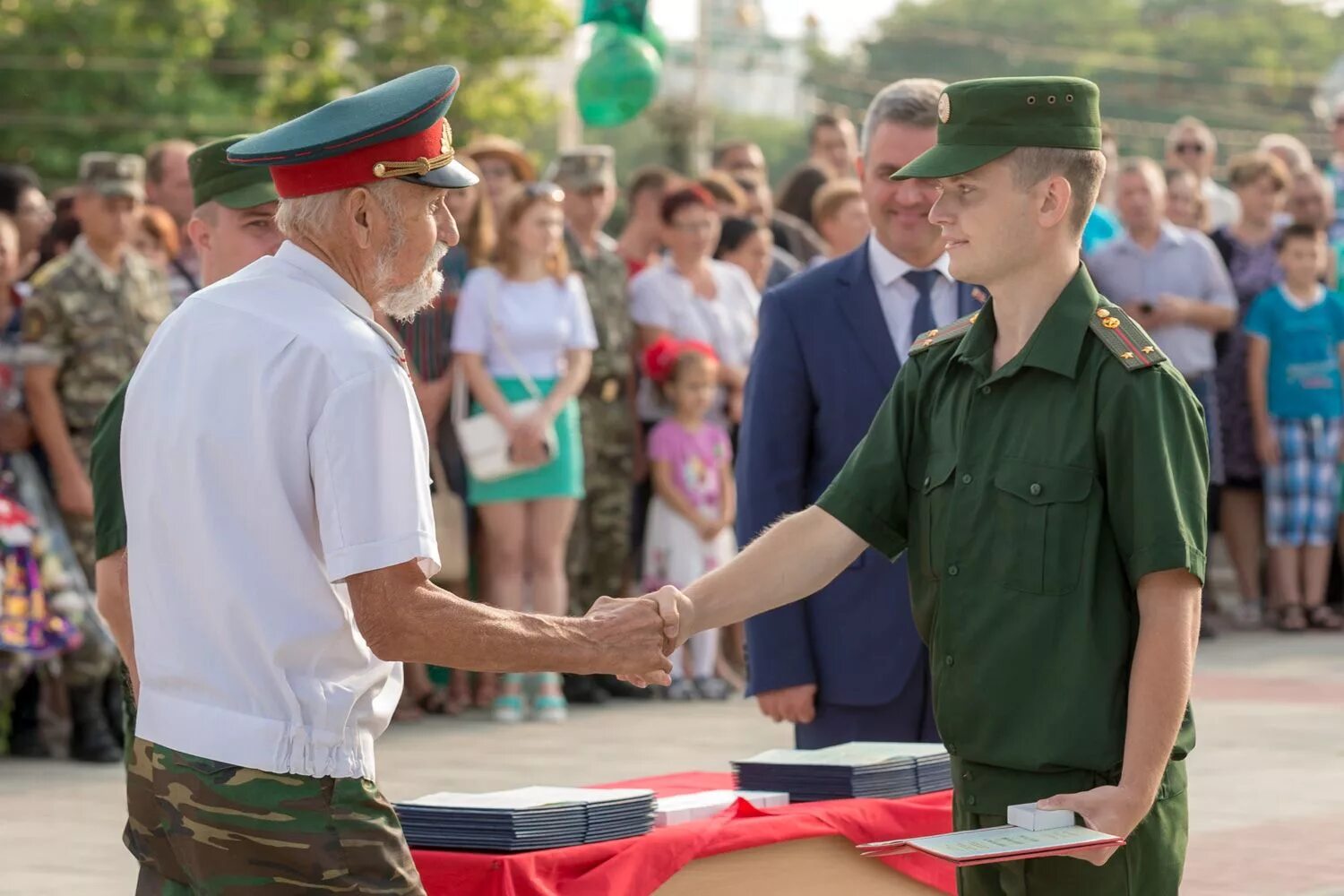 Сценарий вручения дипломов. Выпускники военных вузов. Выпуск военного института ПМР. Выпускной в военном институте. Выпускной ВУМО.