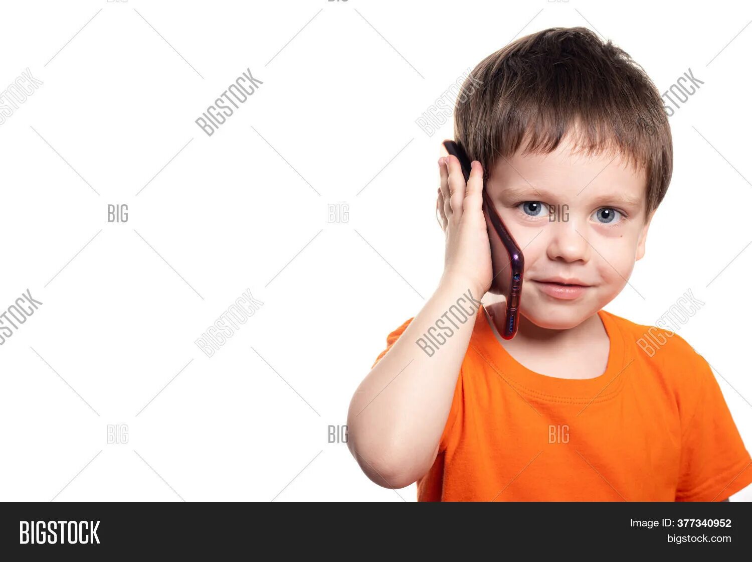 Телефон мальчик 6. Мальчик с телефоном. Мальчик говорит по телефону. Маленький мальчик со смартфоном. Мальчик с телефоном на белом фоне.