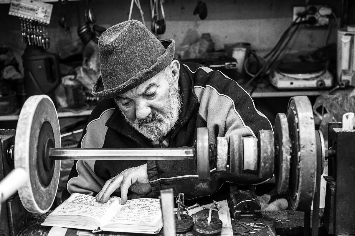 Заточник деревообрабатывающего инструмента. Заточник картинка. Заточник-станочник. Работа заточник. Профессия заточник на заводе.