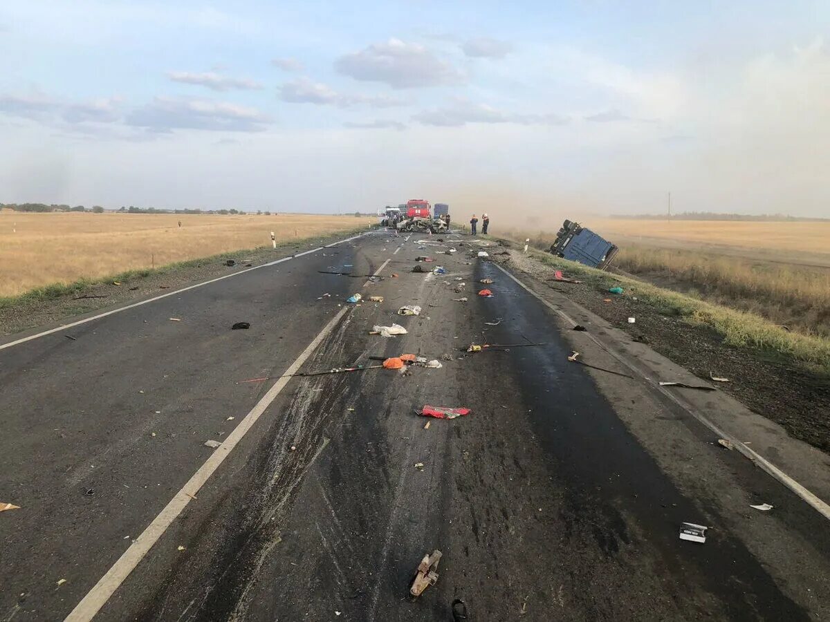 Авария зимовники волгодонск вчера. Дтп зимовники. Авария в зимовниковском районе. Дтп волгодонск зимовники. Авария на трассе элиста зимовники 16 мая.