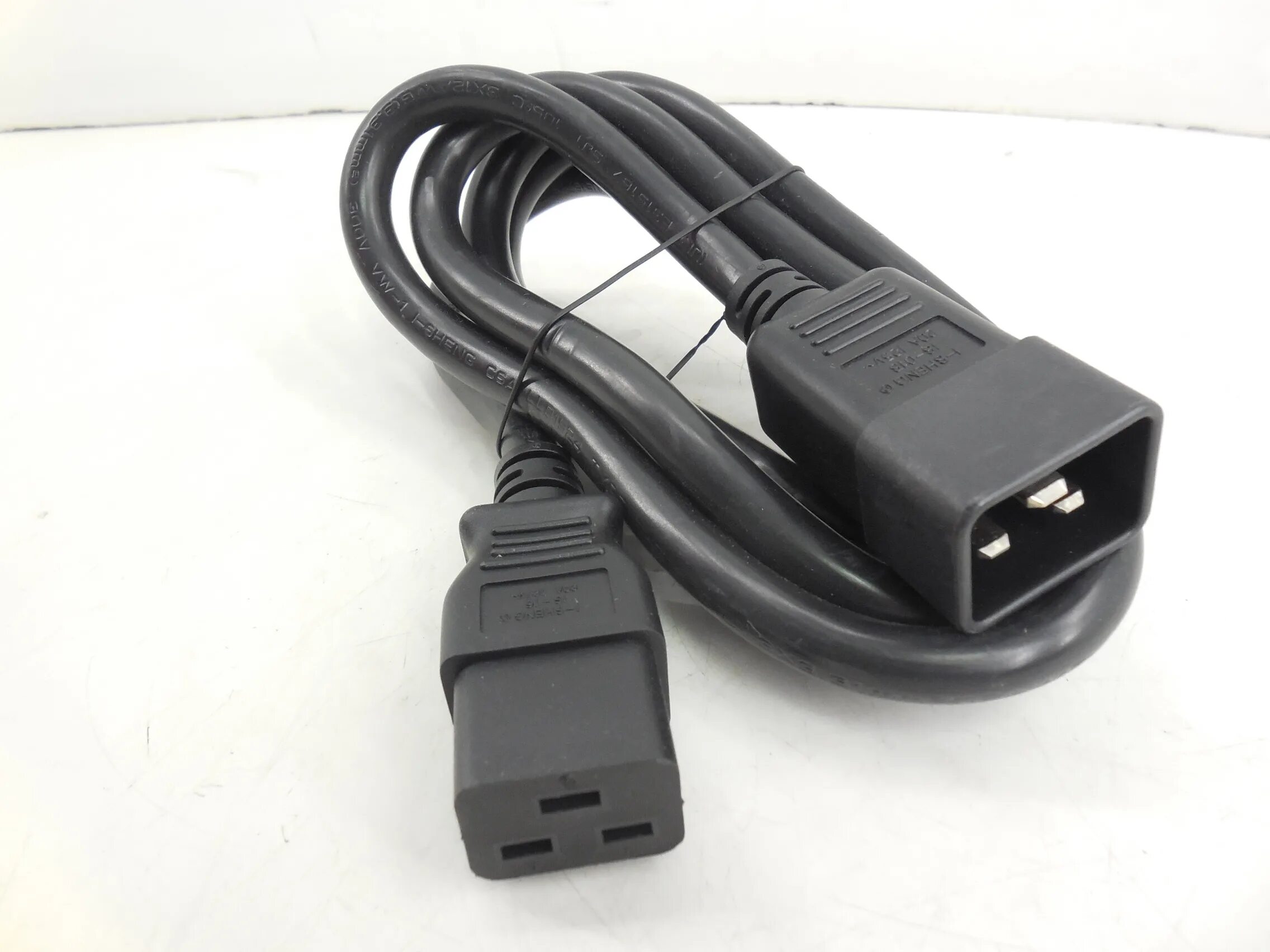 Iec с19. Кабель питания iec-320-c19. iec 320 c19 кабель. кабель питания iec c20 — iec c19. iec 320 c20.