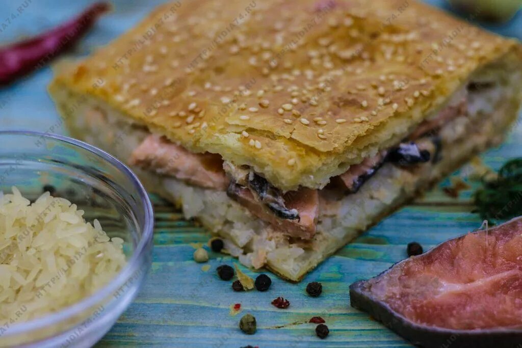 Кулебяка поморская. Открытый слоеный пирог с рыбой. Рыба в слоеном тесте. Рыбный пирог из слоеного теста. Рыбный пирог из слоеного дрожжевого теста.