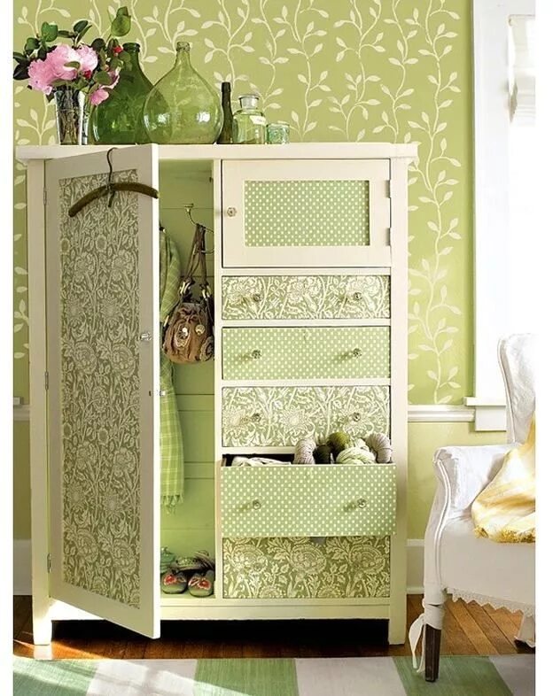 Декорируем старый шкаф. Интерьер съемной квартиры. Идеи для обновления стен в комнате. Преобразить старый шкаф. Декупаж мебели.