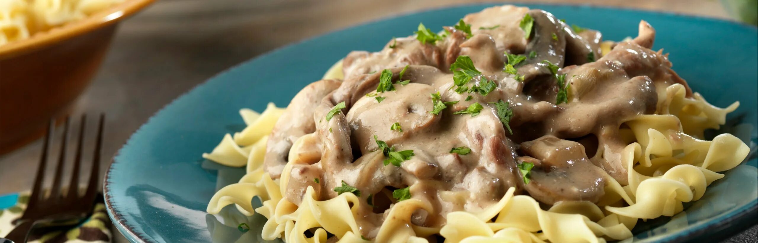 Beef Stroganoff. Бефстроганов с пастой. Спагетти с бефстроганов. Beef Stroganoff рецепт. Паста с тушеной свининой