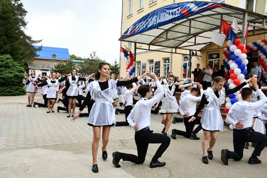 Вк школа ключ. Школа 2 горячий ключ. Школы горячего ключа. Школа 1 горячий ключ. Директор школы 1 горячий ключ.