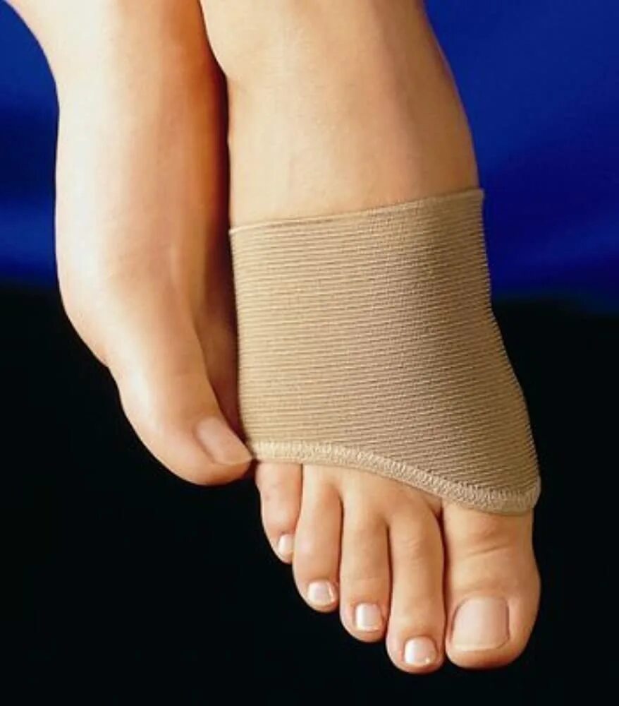 Эластичные бинты для ног купить. Халюс вальгус послеоперационный бандаж. Эластичная повязка на большой палец ноги.