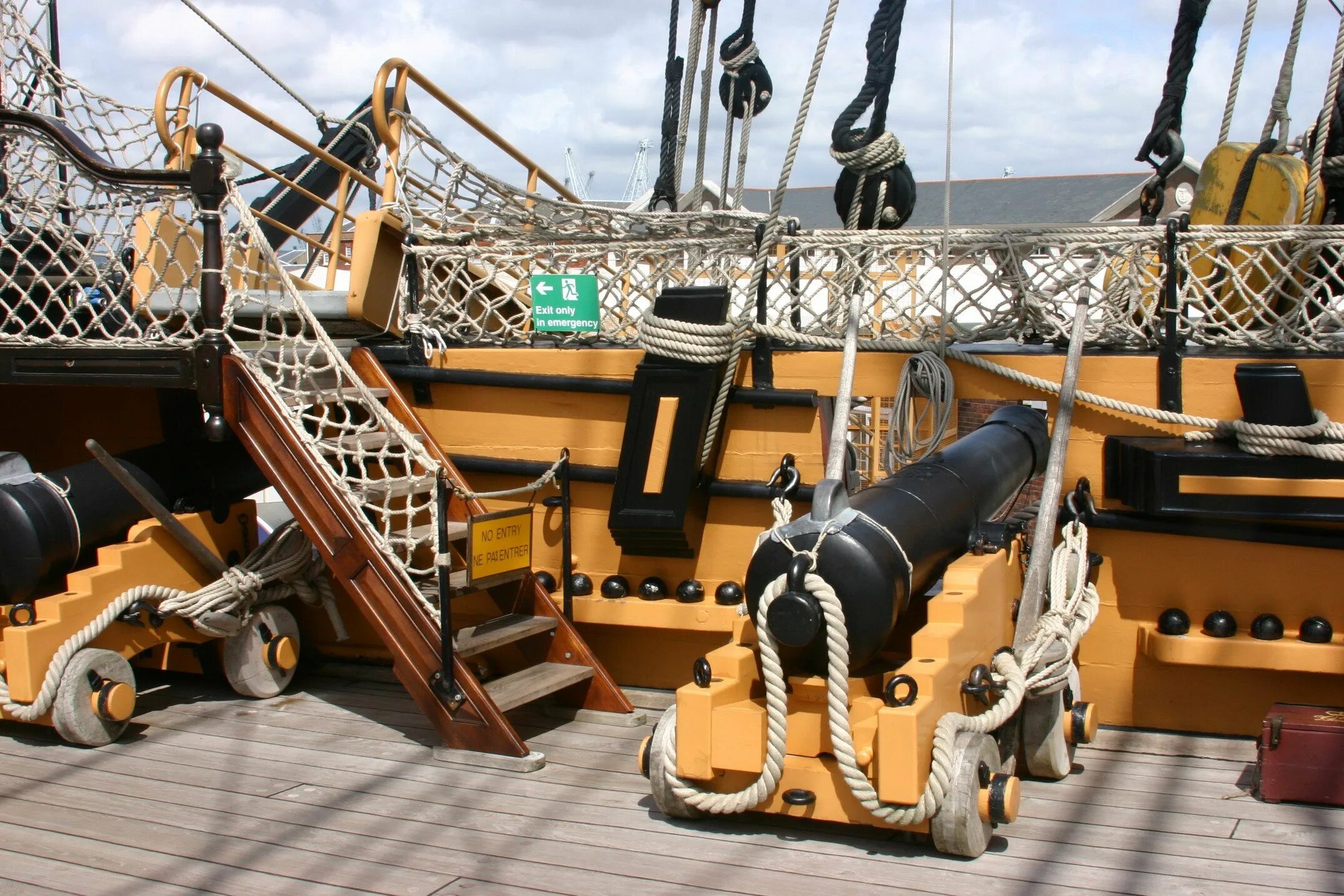 Борт корабля пиратов. HMS Victory пушки. HMS Victory палубы. HMS Victory штурвал. Виктори корабль музей.