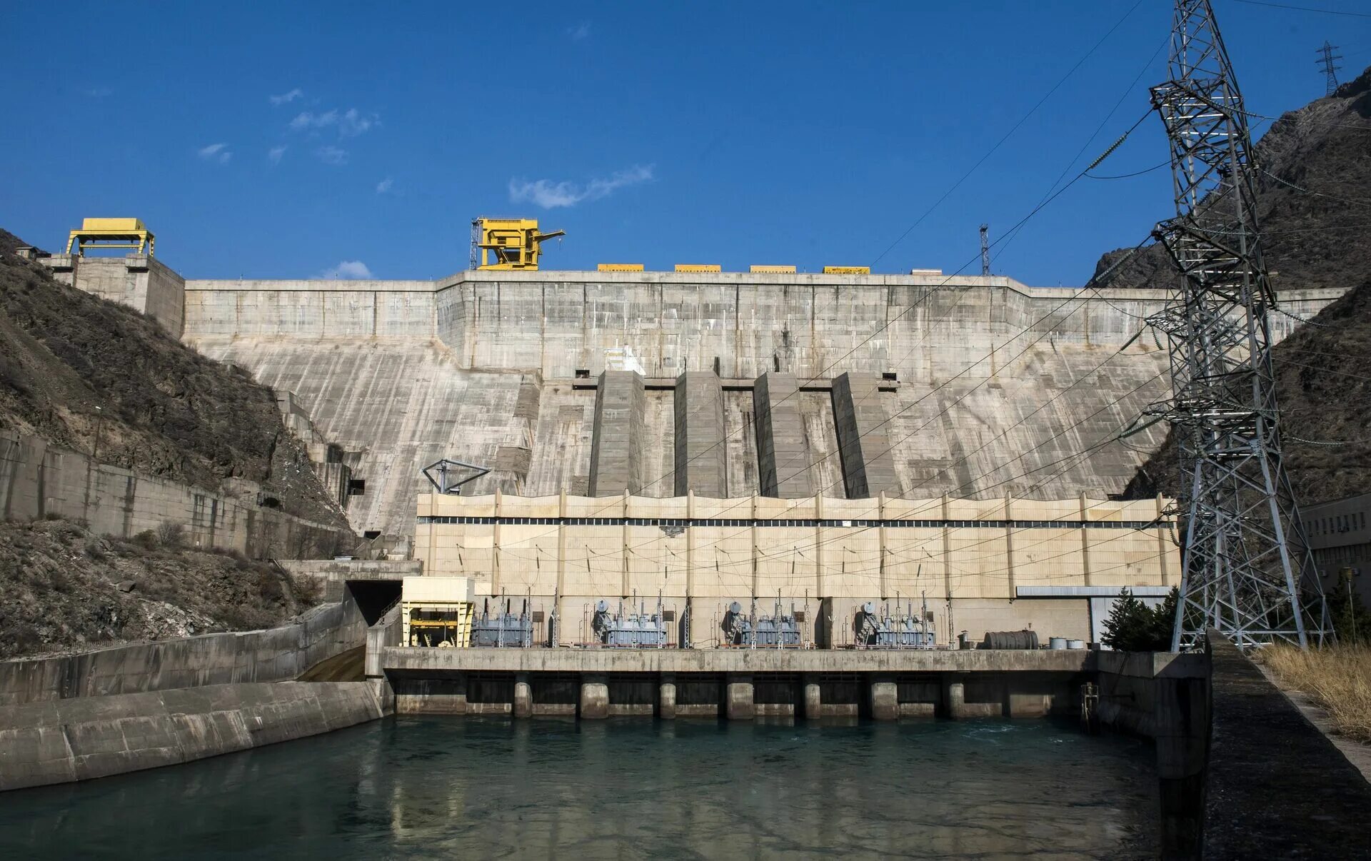 Токтогульское водохранилище киргизия. Токтогул суу гэс. Токтогульская, курпсайская гэс. Гэс в киргизии. Гэс в киргизии.