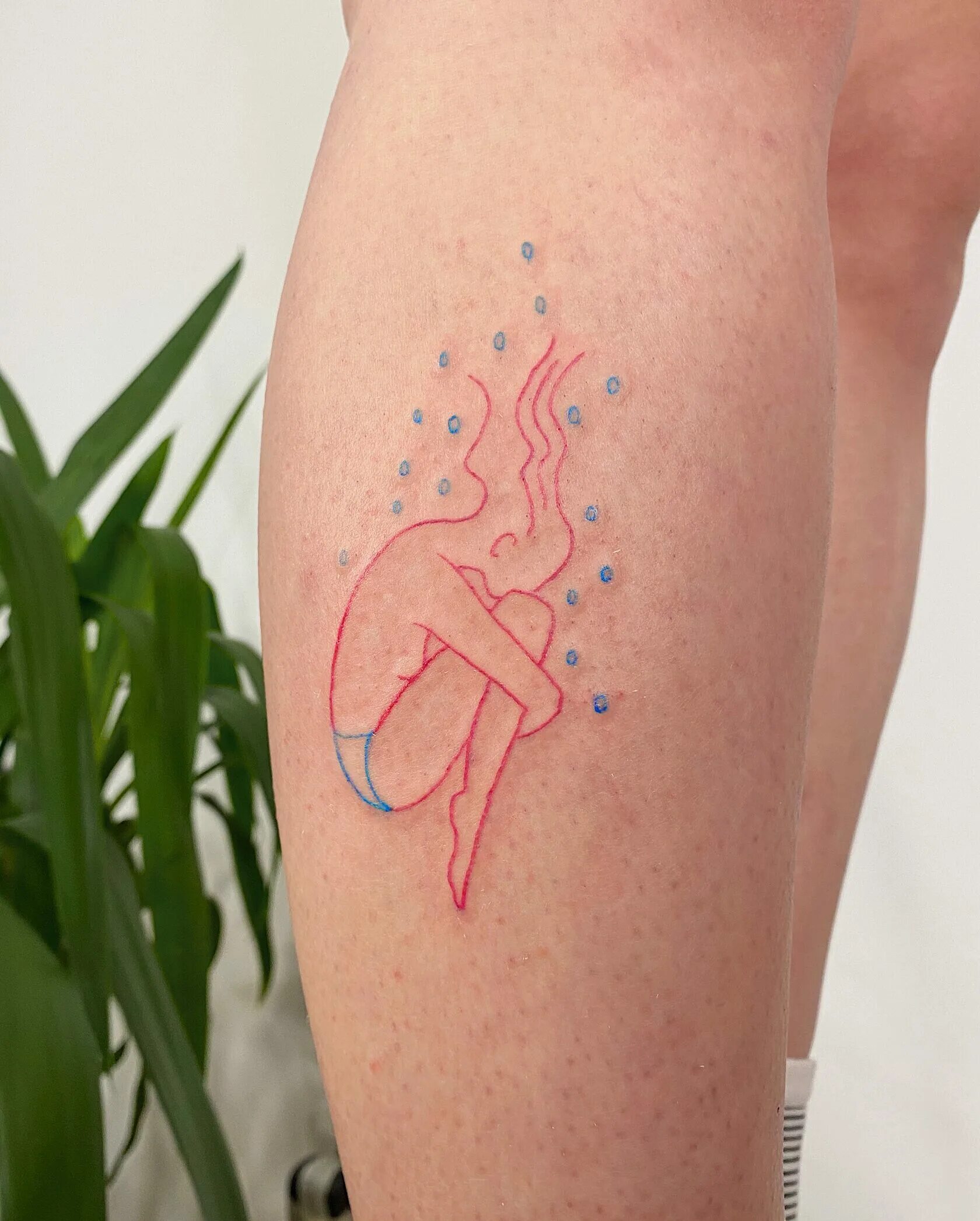 Тату 2023 модные. Тату на руке 2021. Tattoo 2022. Белые татуировки на бедре. Тату 2023 мужские.
