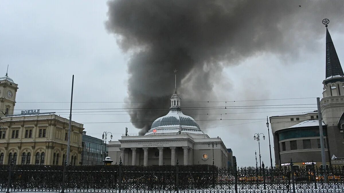 Какого числа произошел пожар. Комсомольская площадь москва ,пожар 20.11.2025. пожар в москве 2025. пожар на комсомольской площади в москве. пожар на площади трех вокзалов.