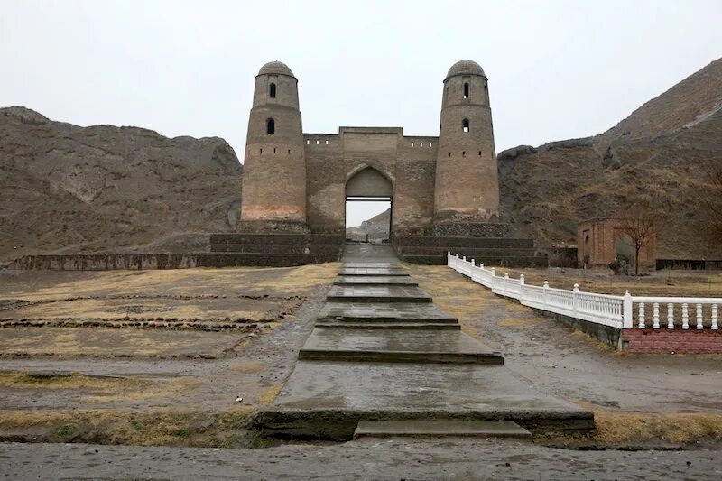 Крепости гиссар душанбе. Худжандская крепость в таджикистане. Калаи хисор таджикистан. Крепость гиссар 2022. Крепость хулбук таджикистан.