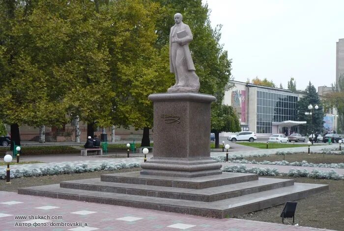 Мелитополь шевченко. Памятник Шевченко в Мелитополе. Памятника т.г. Шевченко. Мелитополь. Мелитополь площадь Шевченко. Памятник Тарасу Шевченко (Мелитополь).