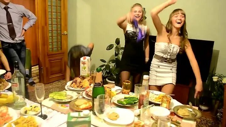 Фарт разгулялись девки. Деревенские подруги. Разгулялись девки володя фарт. Таня + володя. Натали володя 2015.