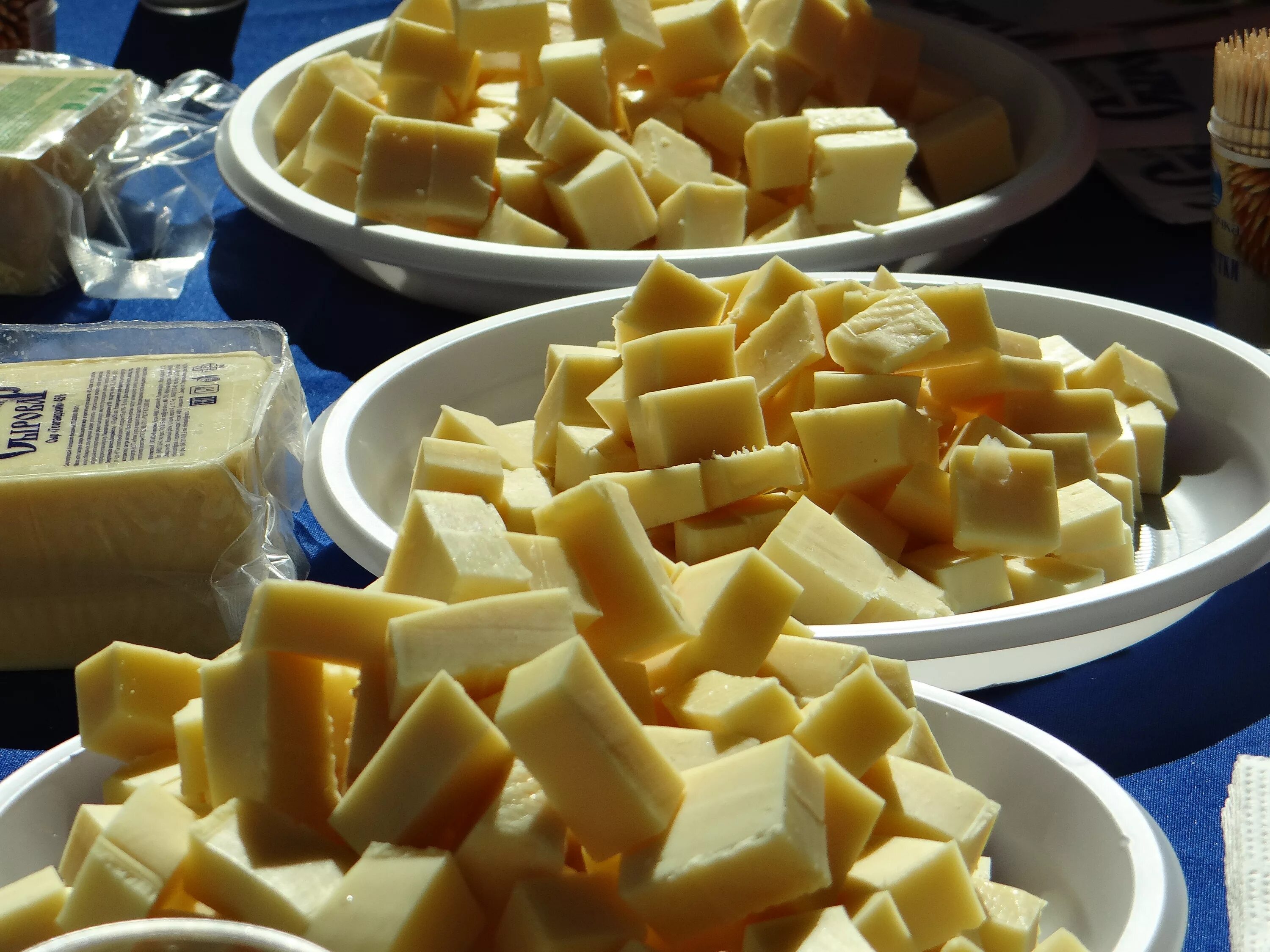 Сыр день и ночь. Сырный день. Международный день сыра. Праздник день любителей сыра. Ломаный сыр.