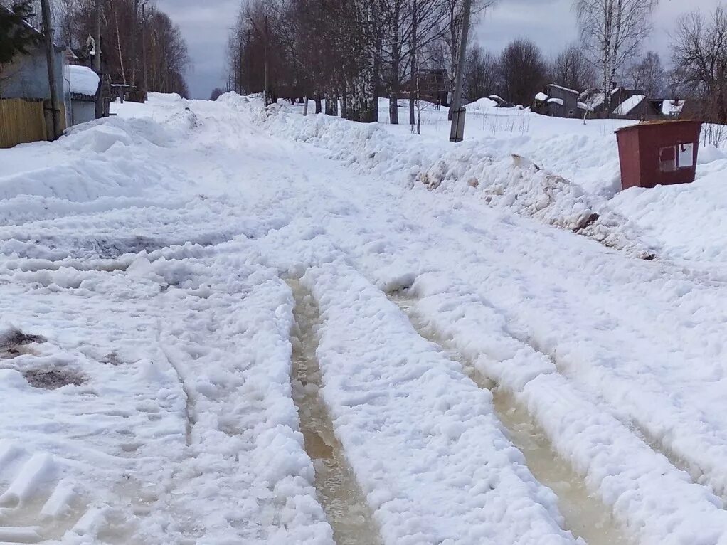 Дороги не чистят от снега. Посёлок Лесные Поляны Кировская область Омутнинский район. Нечищенная от снега деревенская дорога. Нерасчищенные дороги от снега. Нечищенные дороги зимой.