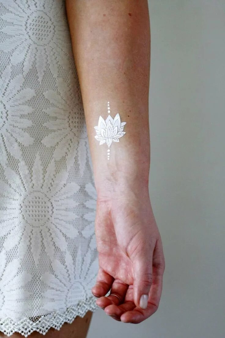 Белые тату. Тату белой краской. Тату белого цвета. Белые тату. Тату белой краской.