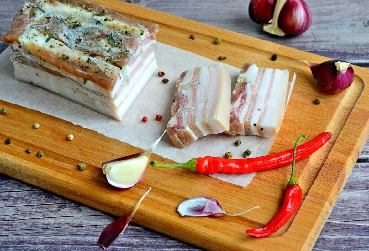 Грудинка вареная с чесноком. Грудинка в шелухе. Сало грудинка соленая. Грудинка вареная в луковой шелухе. Как выглядит грудинка соленая с чесноком.