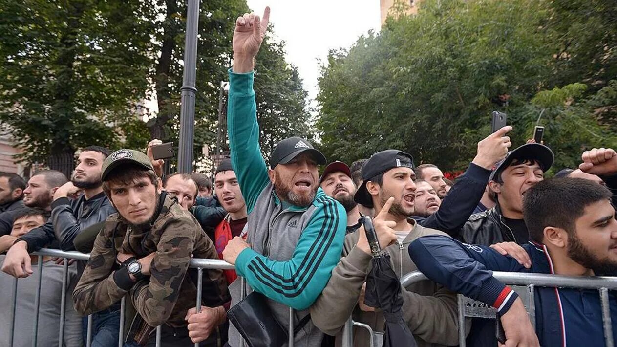 Мигранты митинги. Кавказцы на митинге в Москве. Толпа кавказцев. Кавказец мусульманин. Кавказцы в Москве.