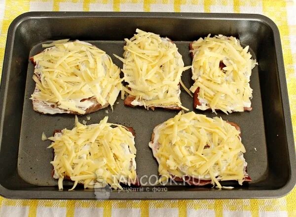 Как сделать отбивную с сыром. Отбивная с ананасом и сыром в духовке. свиная отбивная с ананасом и сыром в духовке. отбивная из свинины с ананасами и сыром в духовке. куриная отбивная с ананасом и сыром в духовке.