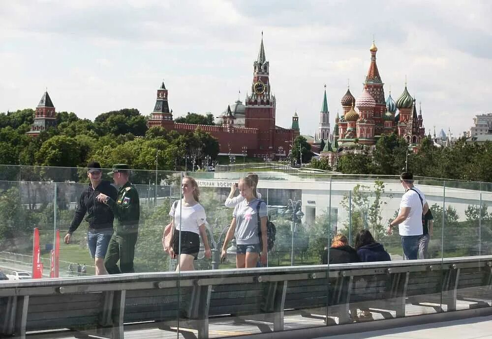 Кремлевская набережная москва достопримечательности. Можно попасть в москву. Китай город парк зарядье. Селфи на площади. Александровский сад москва.