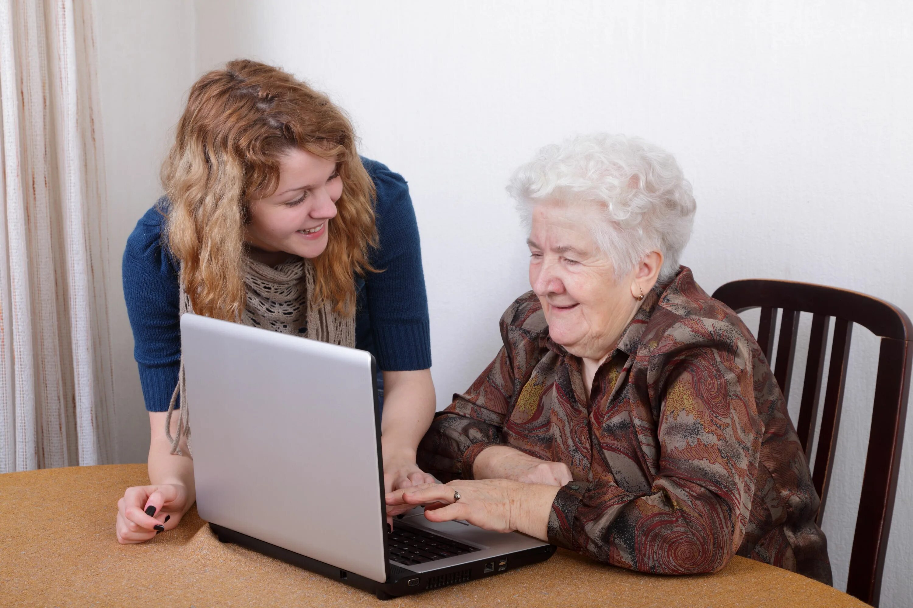 Толстая пожилая с молодым. Пожилые люди и компьютер. Бабушка и компьютер. Пенсионеры в интернете. Освоить компьютер пенсионеру.