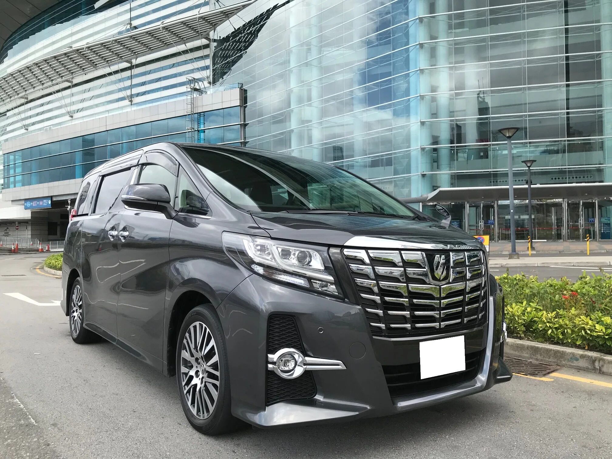 Отличается альфард. Toyota Alphard 2022. Тойота Alphard 2018. Тойота альпхард 2018. Минивэн Тойота альфард 2018.