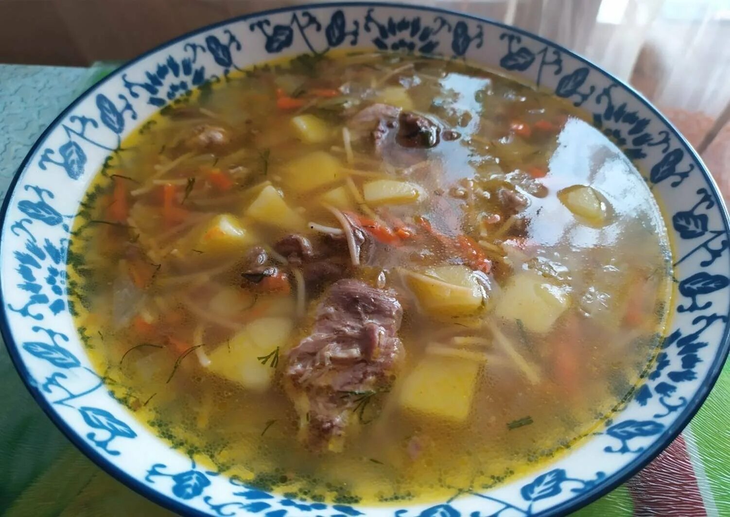 Как варить суп с тушенкой. Картофельный суп с тушенкой. суп с тушёнкой и картошкой и вермишелью. суп из говядины с верми. вермишелевый суп с тушенкой с картошкой.