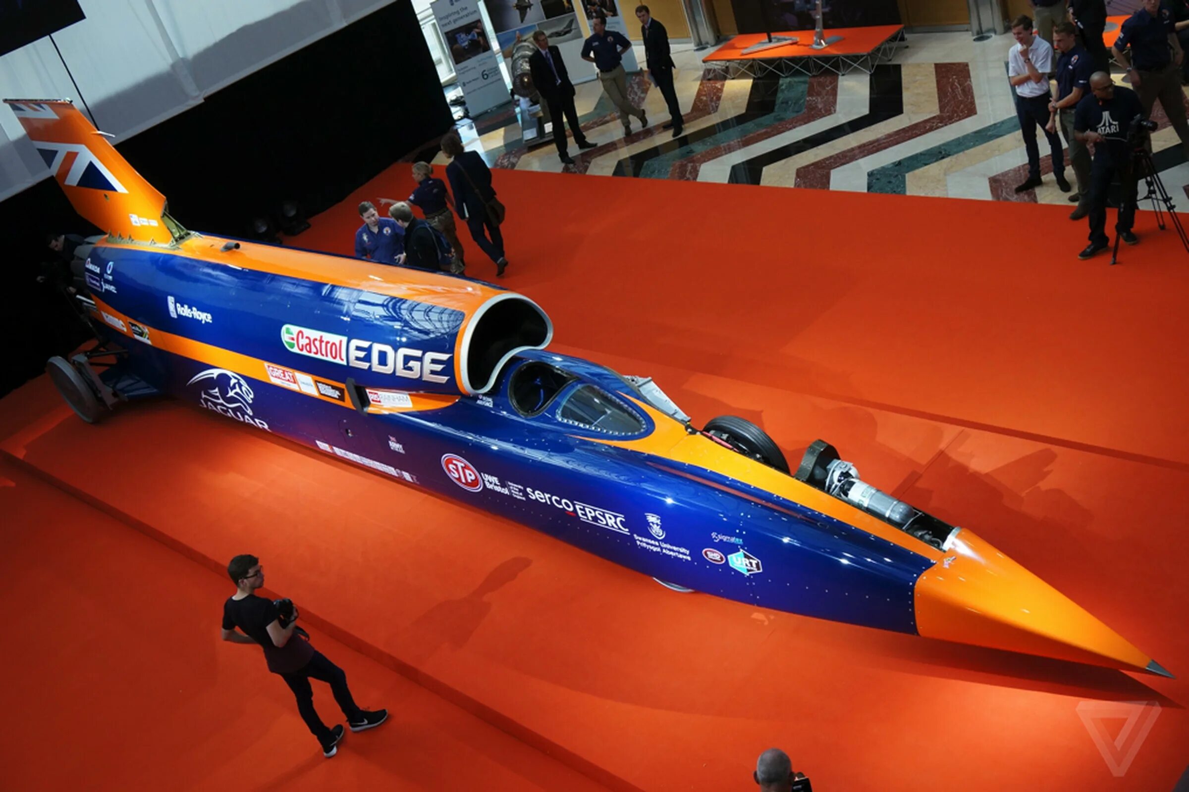 Машина Bloodhound SSC. Bloodhound SSC рекорд скорости. Реактивный Болид Bloodhound SSC. Сверхзвуковой автомобиль Bloodhound SSC. Рекорд скорости самолета