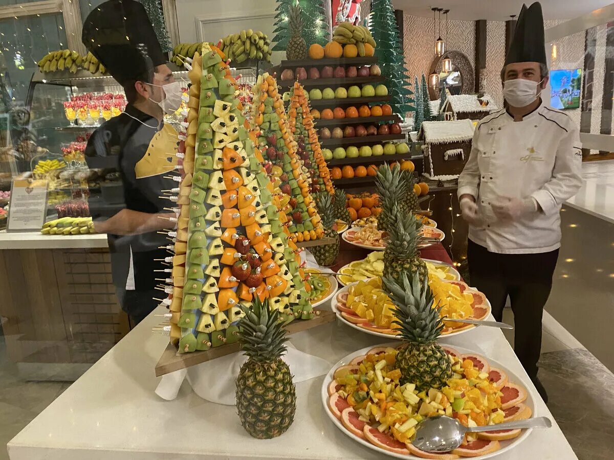 Праздники нгу. Люди празднуют новый го. Креативный праздник новый год в школе. Новый год (праздник). Новый год на улице.