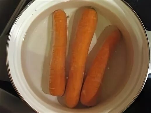 100 г моркови. корзинка с морковкой. вес 1 моркови средней. морковь вареная среднего размера. 1 средняя морковь.