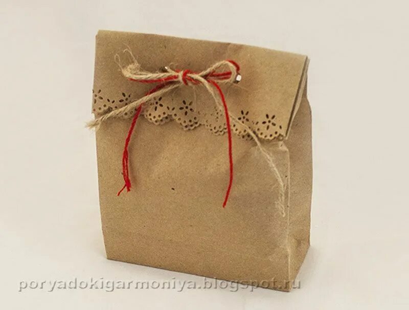 Подарочный пакет из крафт бумаги. Идеи упаковки подарков. Упаковка подарка из крафт бумаги. Упаковка подарка в крафтовый пакет. Пакетик для подарка из бумаги