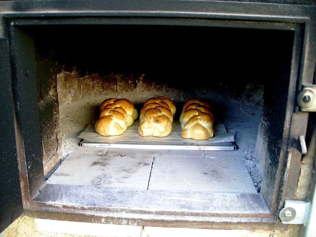 Хлеб в печи. Металлическая печь для хлеба. Печь для выпечки хлеба на дровах. Хлебопекарная печь на дровах. Что можно приготовить в печи