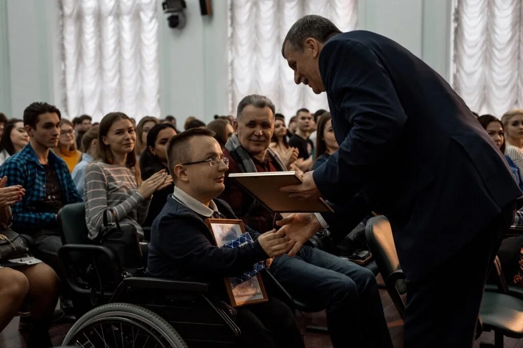 Труд всем курск. Торжественная церемония признание года для студентов. Студенты в Курской области. Награды Курского государственного университета. Факультет иностранных языков КГУ Курск.