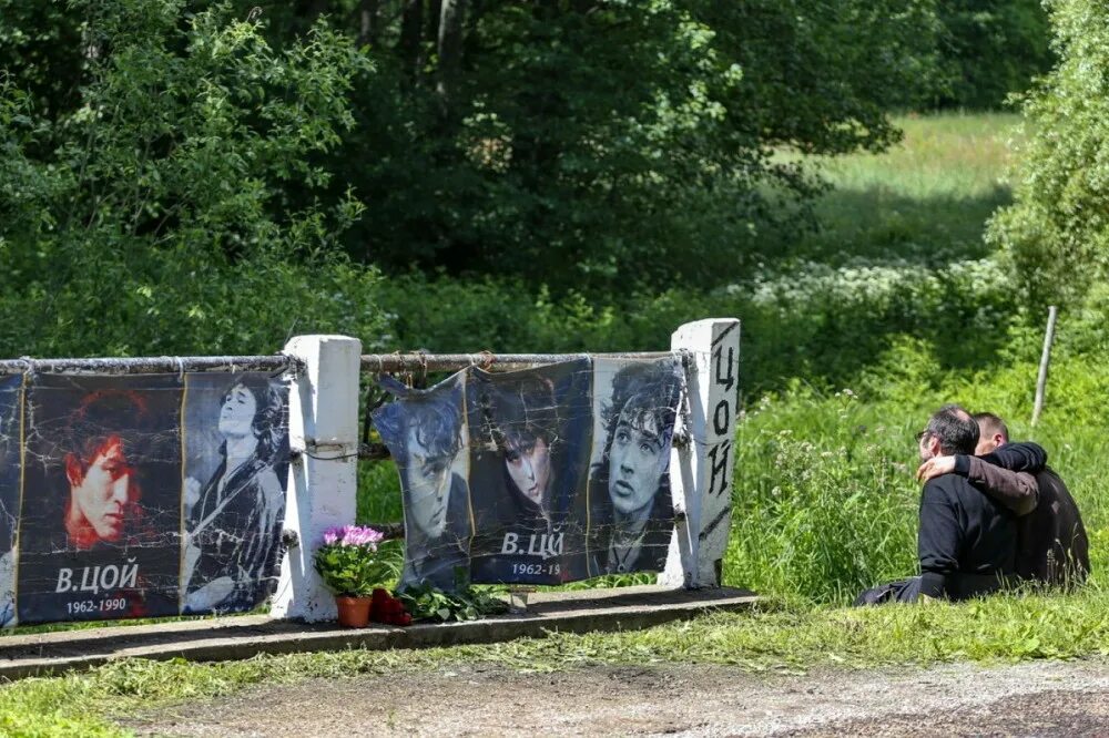 08. могила виктора цоя. виктор цой кладбище 2018. монумент цоя шоссе слока - талси. 1990.