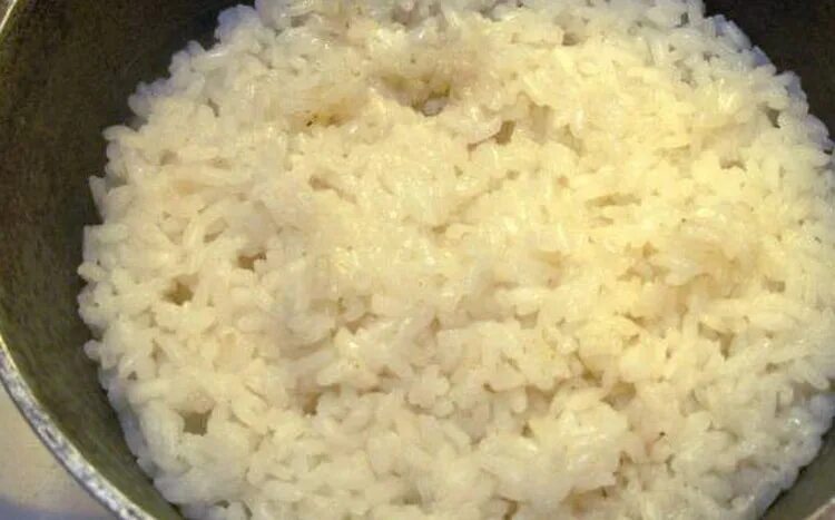 Рис перемешанный с мясом. Слоями рис и мясо. Рис с отварным мясом на сковороде. Сливочный рис на сковороде с мясом.
