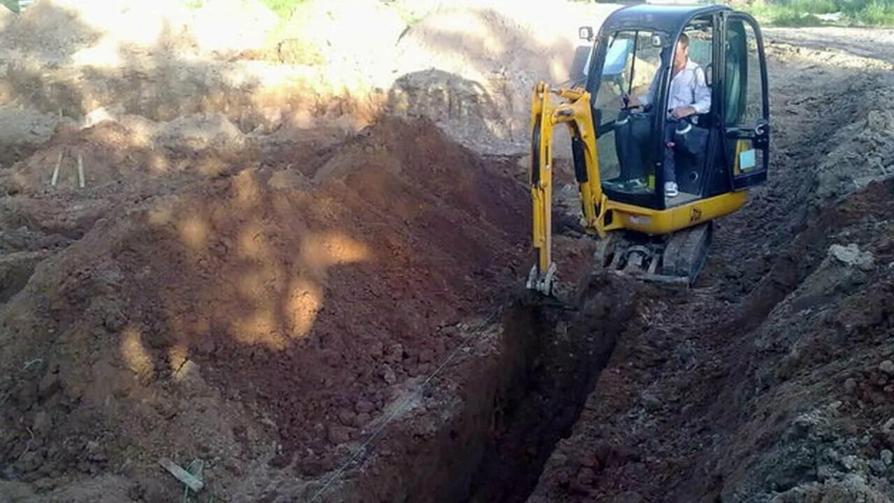 Копать траншею. Дорожные работы земляные работы. Земляные работы. Копка траншеи экскаватором. Рытье котлована.