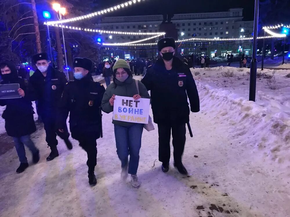 Несанкционированный митинг. Митинг против России в Украине. Митинги против войны в Росси. Миттинг против войны в Росси.