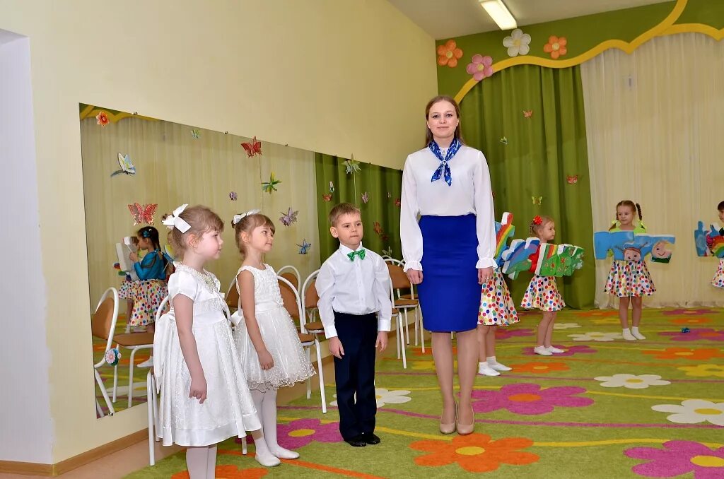 Форма для воспитателя доу. Одежда для воспитателей детского сада. воспитательница в детском саду. костюм для воспитателя детского сада. красивая воспитательница.