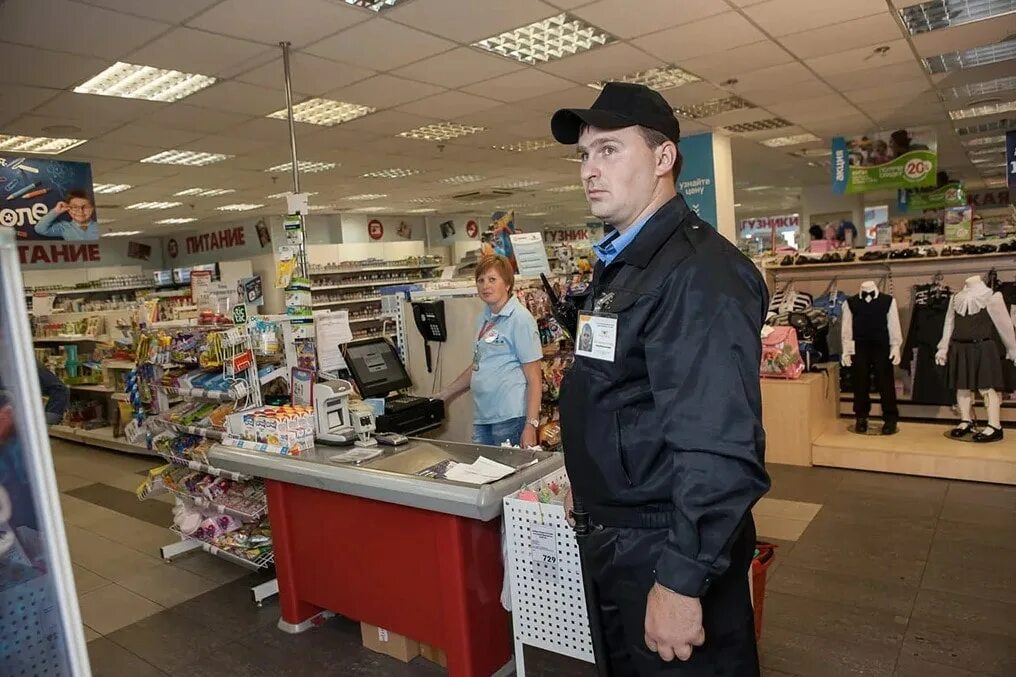 Охранник бутик. Охранник в тц. Охрана магазина. Форма охранников в магазине. Охранник в торговом центре.
