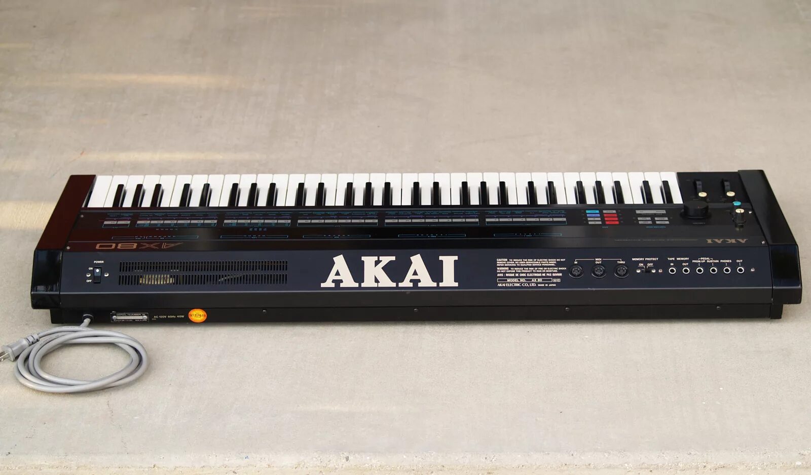 Синтезатор 80 х. Akai ax80. культовые синтезаторы 80х. синтезатор 80-х со встроенными динамиками.