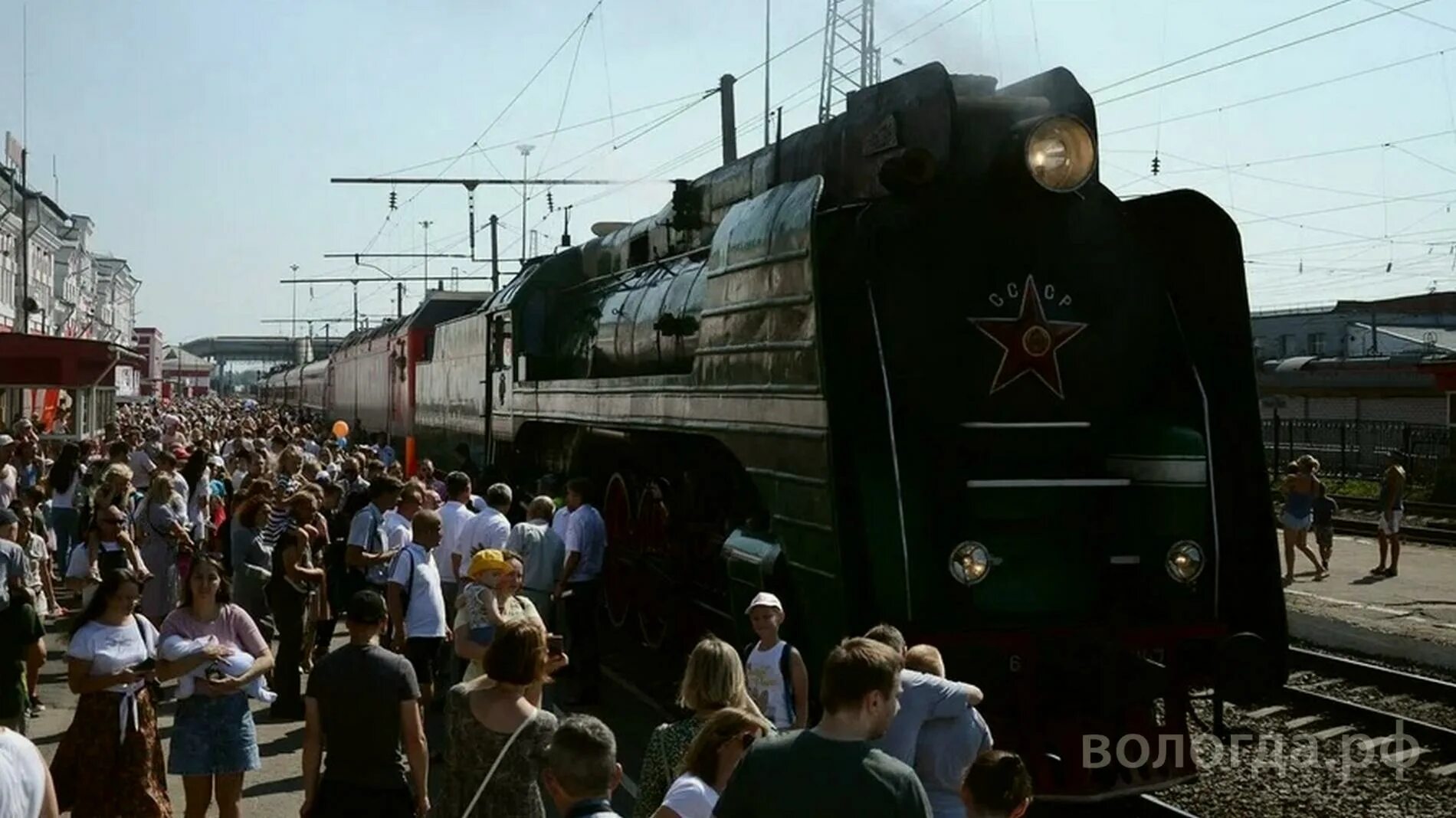 Движение поездов вологда. Поезд на перроне. Паровозов Вологда. Станция Вологда.