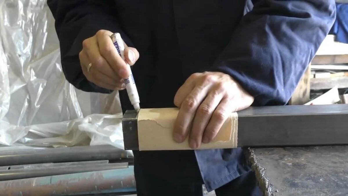 Как отрезать ровно профильную. Резка профильной трубы под углом 45. приспособление для резки профильной трубы под 45 градусов. отрезать профильную трубу. разметка и резка профильных труб.