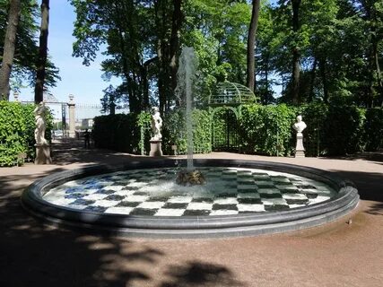 Фонтан в летнем саду петербурга