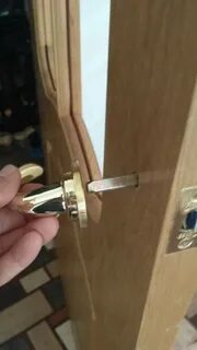 Как работает защелка межкомнатной двери