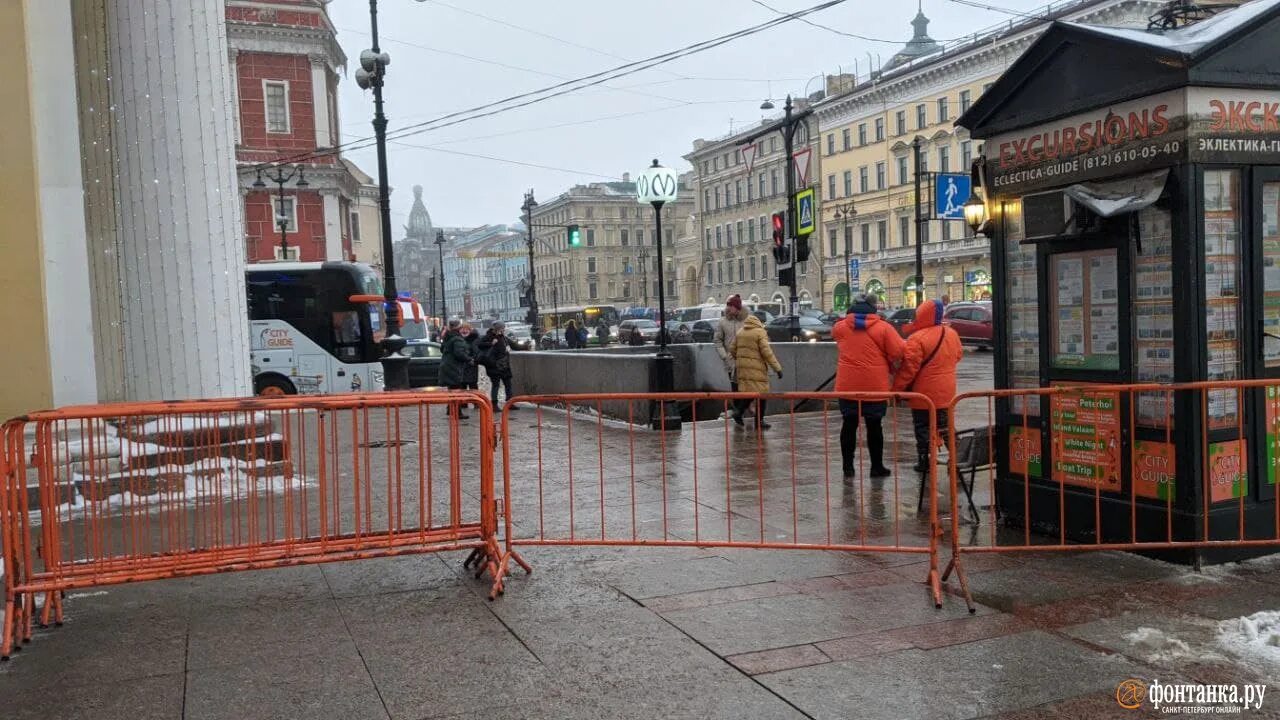 Думская 2 санкт петербург. Ограждения Невского проспекта. Думская Санкт-Петербург. Ограждения на Невском. Митинг на Гостином дворе сегодня в СПБ.