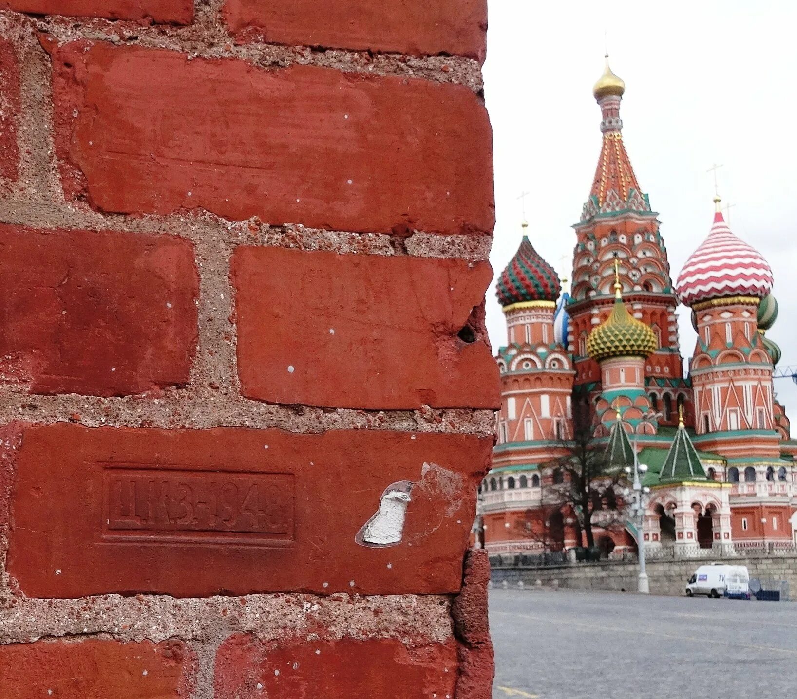 Краснокирпичный Московский Кремль. Московский Кремль кирпич. Краснокирпичный Московский Кремль 15 век. Московский Кремль ласточкин хвост